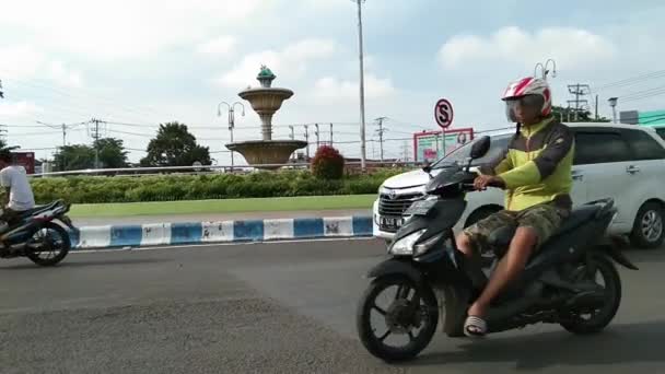 Probolinggo Indonesien 2022 November Bilar Och Motorcyklar Korsar Stadsparken Eftermiddagen — Stockvideo