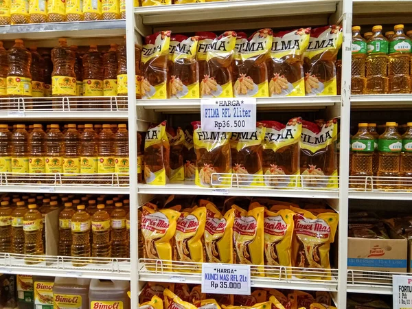 インドネシアのプロボリンゴ 2022年12月 スーパーマーケットの陳列棚に油を調理 — ストック写真
