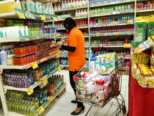 Probolinggo Endonezya Aralık 2022 Bir Işçi Bir Süpermarkette Mal Stoklarını — Stok fotoğraf