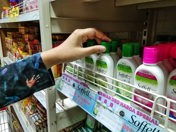 インドネシアのプロボリンゴ 2022年12月 ミニマーケットで防虫化粧水を選定 — ストック写真