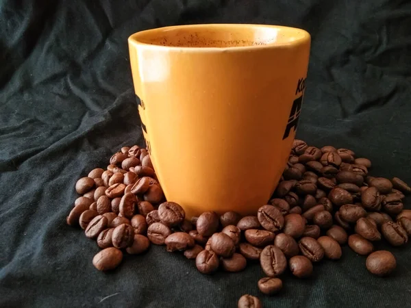 Šálek Kávy Středně Pražená Kávová Zrna Černém Pozadí — Stock fotografie