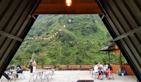 Открытое Концептуальное Кафе Видом Зеленые Холмы — стоковое фото