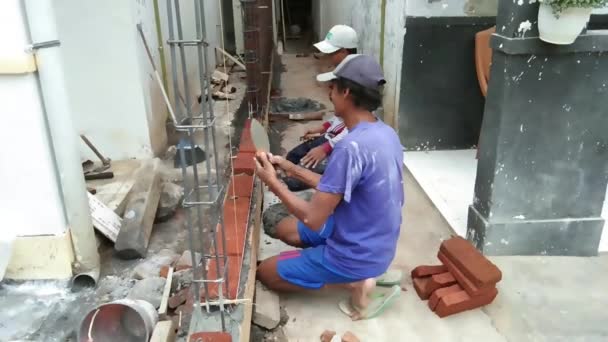 Probolinggo Indonesien 2022 December Byggnadsarbetare Gjorde Väggar Tegel Och Cement — Stockvideo