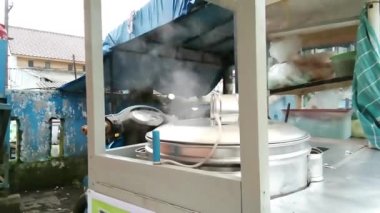 Gezgin köfte satıcılarının rombongunda buhar köftesi.