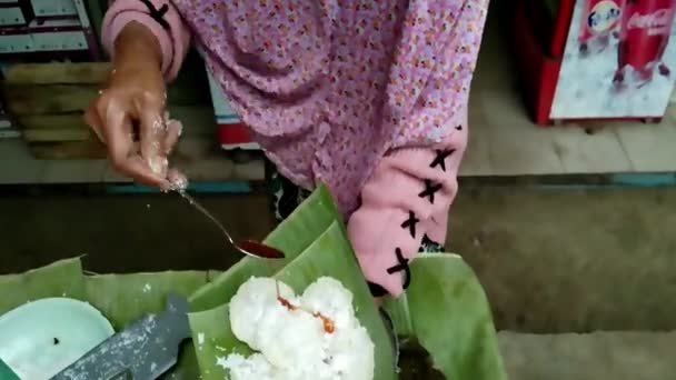 伝統的な市場でルピスと呼ばれる伝統的なジャワ料理の売り手は — ストック動画