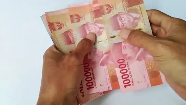 Ázsiai Férfi Kezét Számolás Indonéz Rúpia Pénz Fehér Alapon — Stock videók