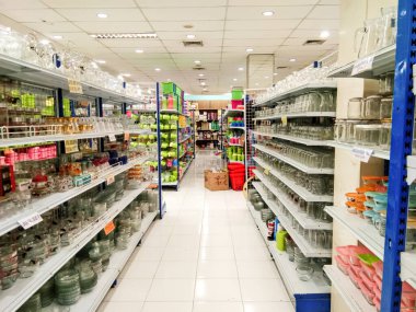 Probolinggo, Endonezya. Ocak 2023: Düzenli bir ürün alışveriş merkezinin koridoru