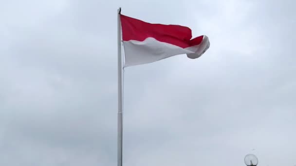 インドネシアの国旗が背景に空に向かって飛んでいます — ストック動画