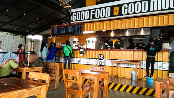 Probolinggo, Endonezya. Şubat 2023, Mie Gacoan adında ahşap konseptli bir restoranın içi.