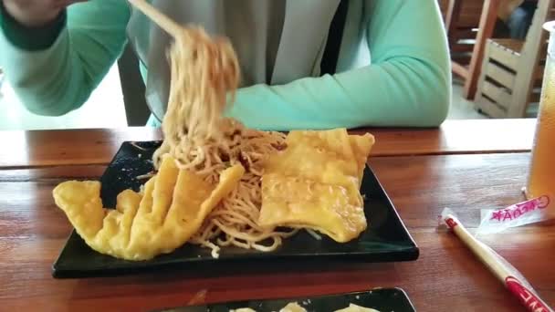 Γυναίκα Αναμιγνύει Noodles Μπαχαρικά Ένα Ξύλινο Τραπέζι — Αρχείο Βίντεο