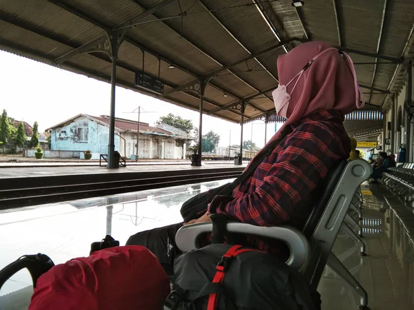 Женщина Хиджабе Рубашке Ждет Поезд Приехать Станцию — стоковое фото