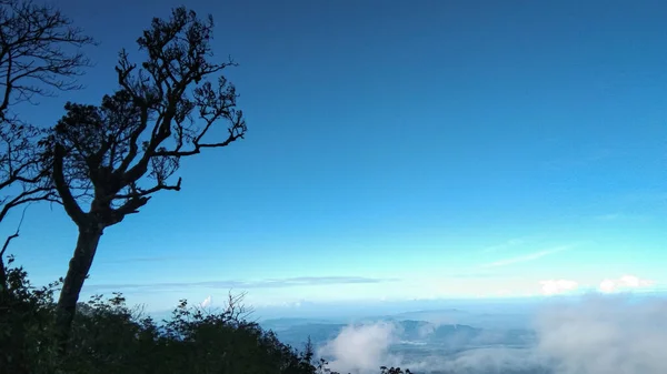 Paisagem Acima Montanha Com Céu Azul Limpo Névoa Fina — Fotografia de Stock