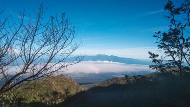 Mavi gökyüzü manzarası ve Kamp 7 'den Raung Endonezya Dağı bulutları.