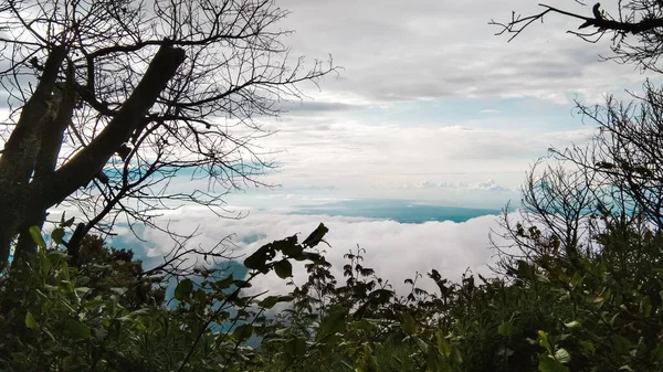 Ландшафт Голубого Неба Облака Лагеря Горы Раунг Индонезия — стоковое фото