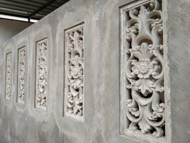 Çit, çimentodan yapılmış çiçek süslemeleri.