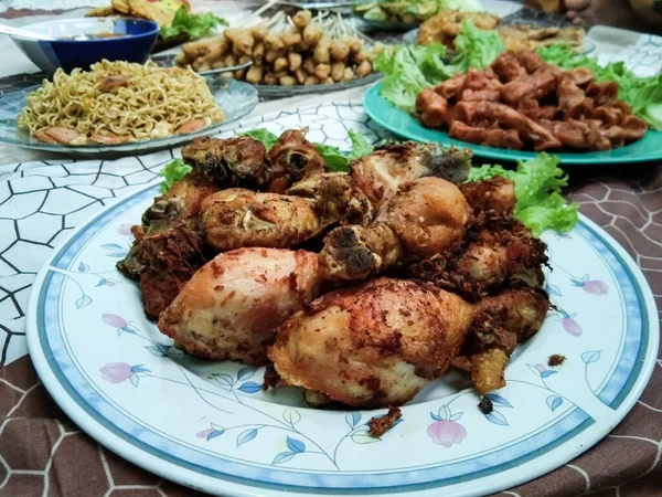 Sepiring Makanan Dengan Perbatasan Biru Dan Sepiring Makanan Dengan Ayam — Stok Foto