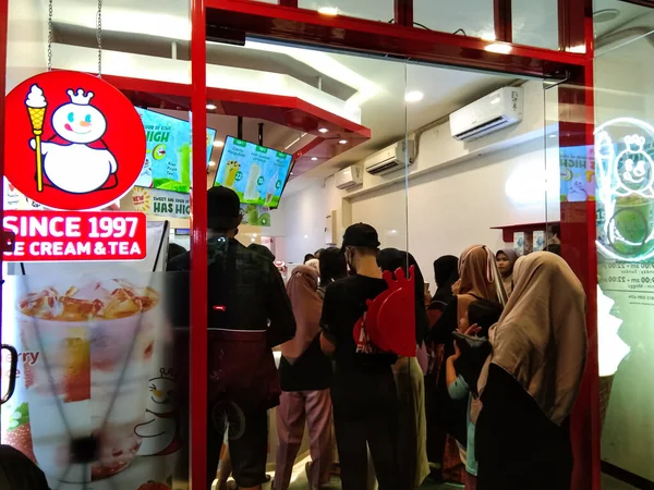 インドネシアのプロボリンゴ 2023年 昭和8年 アイスクリームを注文するためにアイスクリームの購入者が並んでいる — ストック写真