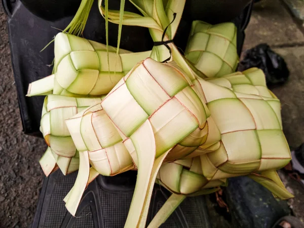 Ketupat Atau Sekelompok Daun Bambu Diikat Bersama Sama Dengan Kata — Stok Foto