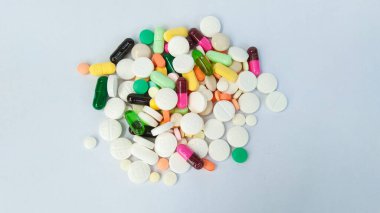Beyaz arka planda son kullanma tarihi geçmiş çeşitli uyuşturucular