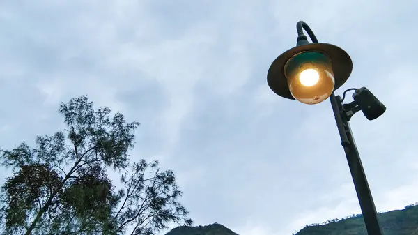Lokantanın köşesinde estetik bir lamba. Düşük açılı bir çekim..
