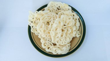 KRUPUK olarak adlandırılan tipik bir Endonezya atıştırması, genellikle tamamlayıcı olarak yenen beyaz izolasyon arka planına sahiptir.