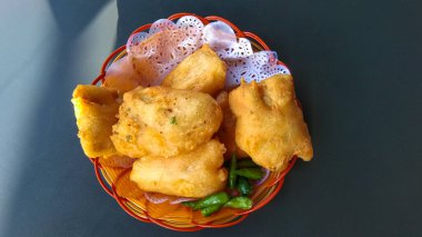 Yeşil biberli kızarmış tempeh mendoan, Java Adası 'ndan geleneksel yemek.