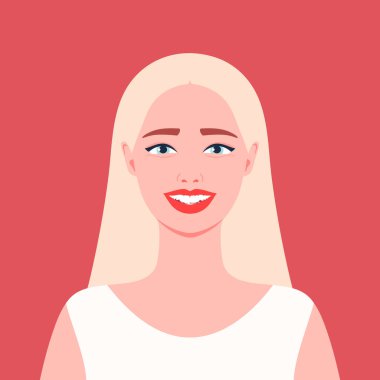 Genç sarışın kadın gülümsüyor. Kalabalık dişlerle gülümse. Isıran tiplerden. Düz bir tarzda kız portresi