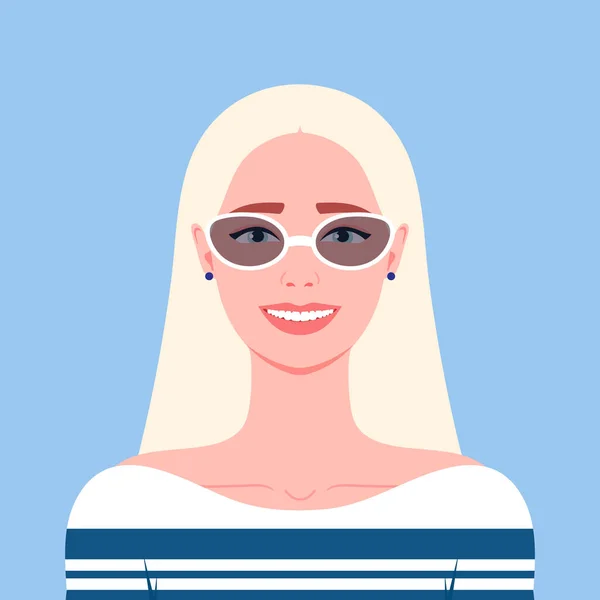 Die Junge Blonde Frau Mit Sonnenbrille Und Gestreiftem Kleid Lächelt — Stockvektor