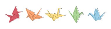 Origami kağıt vinç seti. Katlanmış kağıt vinçlerin farklı çeşitleri. Uçan origami kuş sembolü. Vektör illüstrasyonu.