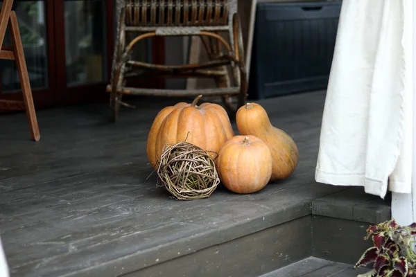秋だハロウィン カボチャ 居心地の良いインテリア 木製の背景 選択的焦点 — ストック写真