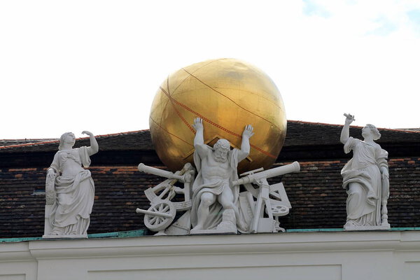 вид на красивую скульптуру в парке