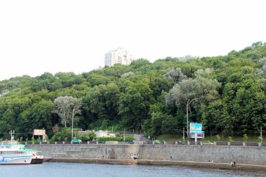 Şehirdeki bir nehir manzarası