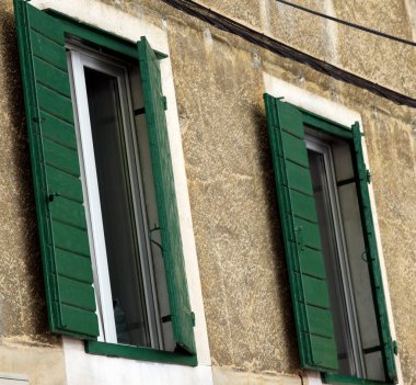 Yeşil duvarlı eski pencere
