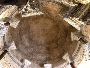 Şehirdeki Roma forumunun içinde.