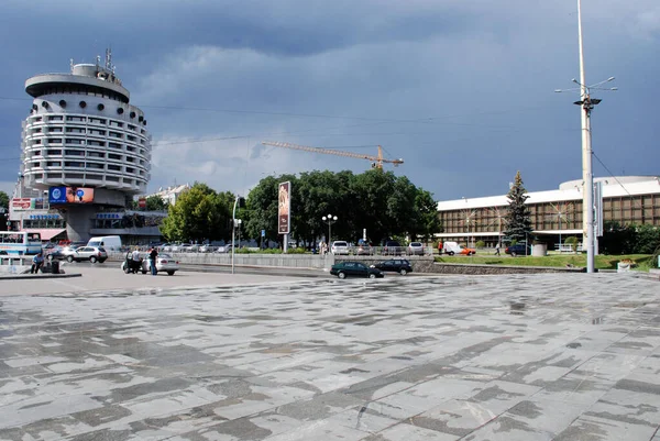 Πλατεία Και Κτίριο Στην Πόλη — Φωτογραφία Αρχείου