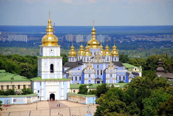 ウクライナのキエフ市内の仮定修道院の黄金のドーム — ストック写真