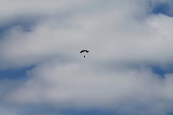 空を飛ぶパラグライダー — ストック写真