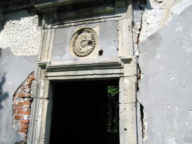 Pencereli eski ahşap kapı