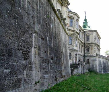 Şehirdeki eski taş kale.