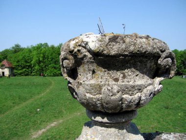 Parktaki antik şatonun güzel manzarası.