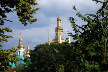 kiev. Altın kubbe ve katedral manzarası..