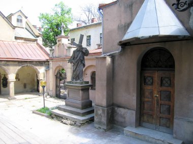 Bir kilise heykeli, haç şeklinde ve güzel bir yer.