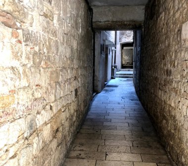 Dar pencereli eski taş duvar