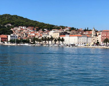 Gölün güzel limanının manzarası