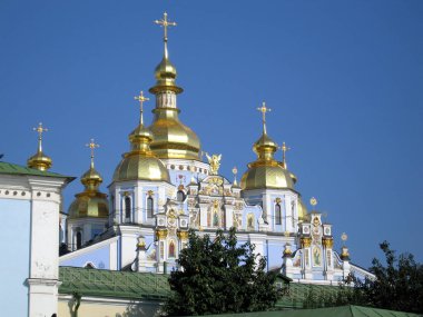 Kiev şehrindeki Ortodoks Kilisesi 'nin altın kubbeleri, Ukrayna