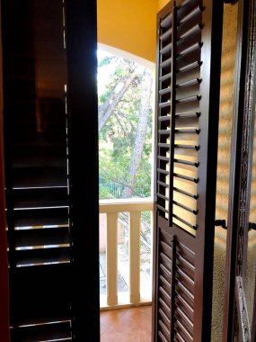 Modern bir binanın içinde.