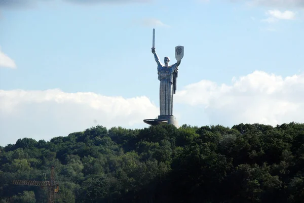 Estátua Liberdade Fundo Cidade Kiev — Fotografia de Stock