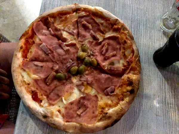 Pizza Salam Brânză — Fotografie, imagine de stoc