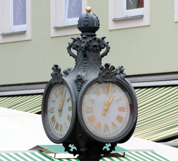 Horloge Dans Rue Dans Ville — Photo