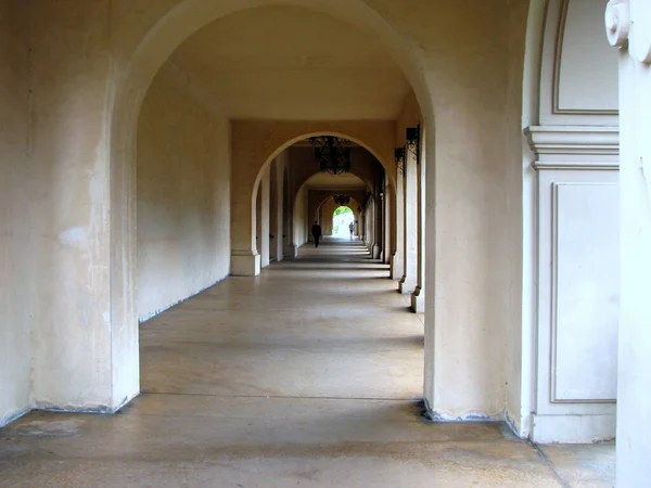 Interior Com Uma Grande Porta Arqueada Edifício — Fotografia de Stock